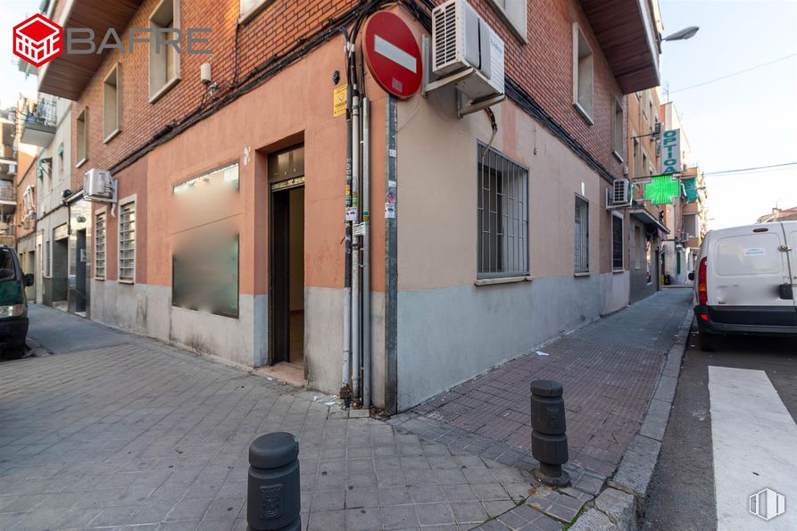 Local en venta en Calle Amor Hermoso, Usera, Madrid, 28026 con ventana, camioneta, pared, superficie de la carretera, barrio, ciudad, calle, puerta, albañilería y acera alrededor