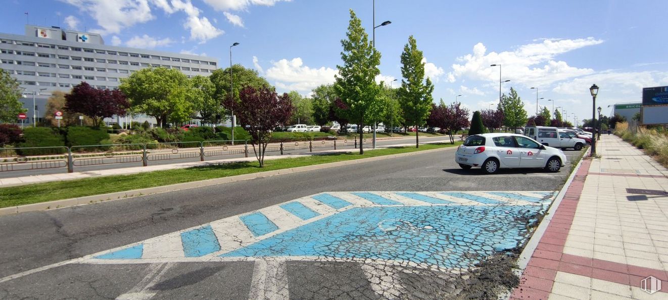 Land for sale at AR 2/8 moruchas, Hervencias, Ávila, 05004 with car, building, cloud, tire, sky, plant, wheel, daytime, vehicle and road surface around