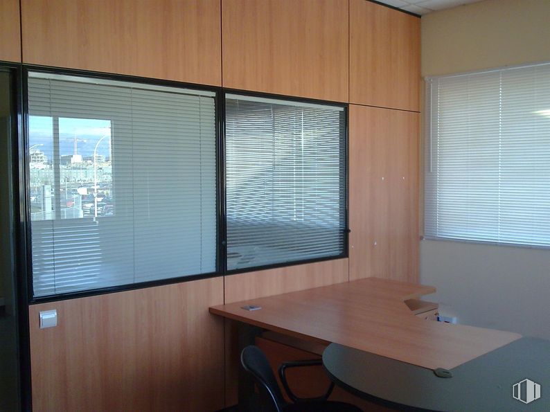 Industrial for rent at Avenida Reyes, 3, Colmenar Viejo, Madrid, 28770 with window blind, window, chair, table top, interior design, furniture, flooring, floor, window covering and glass around