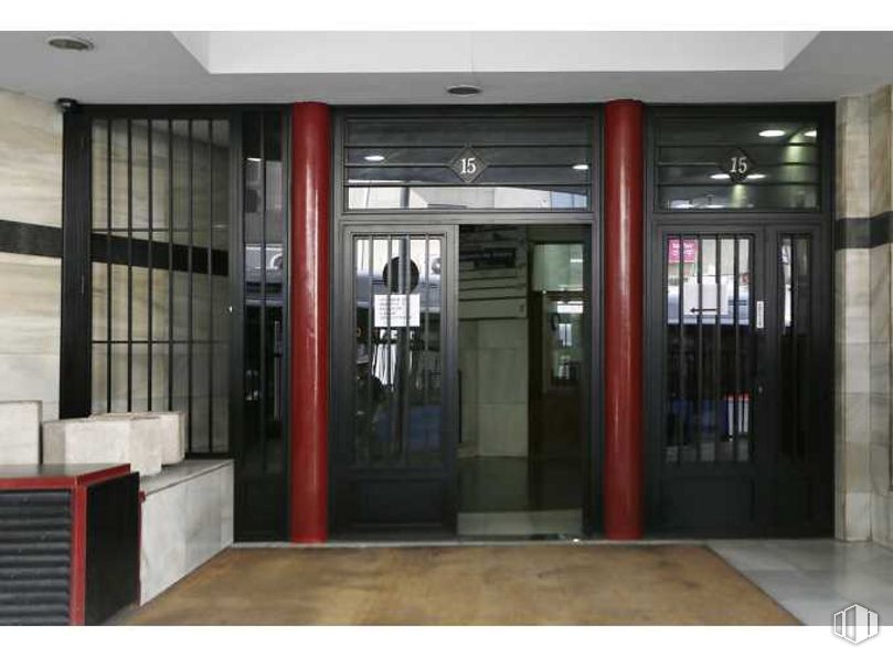 Oficina en alquiler en Calle Jacometrezo, 15, Centro, Madrid, 28013 con mediante, mueble, edificio, accesorio, exterior automotriz, vidrio, fachada, metal, aluminio, inicio por y puerta del vehiculo alrededor