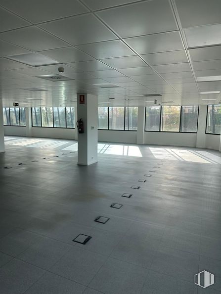 Oficina en alquiler en Calle Gobelas, 15, Moncloa - Aravaca, Madrid, 28023 con ventana, suelo, suelos, techo, interiorismo, material compuesto, vidrio, edificio comercial, metal y suelo de baldosas alrededor