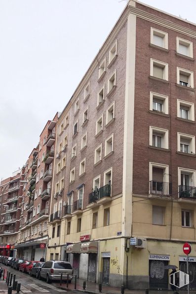 Retail for sale at Calle Miguel Arredondo, 7, Arganzuela, Madrid, 28045 with building, sky, daytime, window, infrastructure, car, condominium, urban design, tower block and tire around