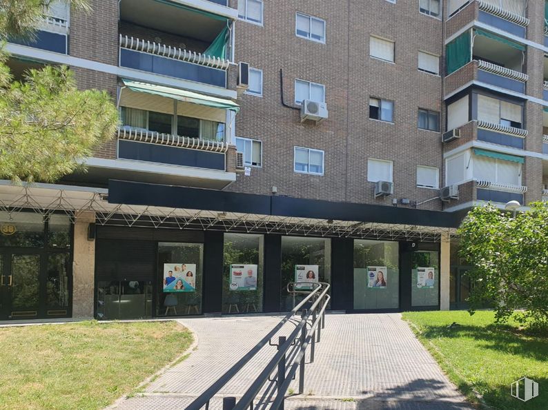 Local en venta en Zona Moratalaz, Moratalaz, Madrid, 28030 con planta, edificio, propiedad, ventana, diseño urbano, condominio, árbol, escaleras, zona residencial y inmobiliario alrededor