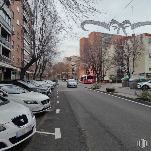 Local en venta en Avenida Juan de Austria, Alcalá de Henares, Madrid, 28804 con coche, edificio, día, vehículo, rueda, cielo, neumático, ventana, planta y campana alrededor