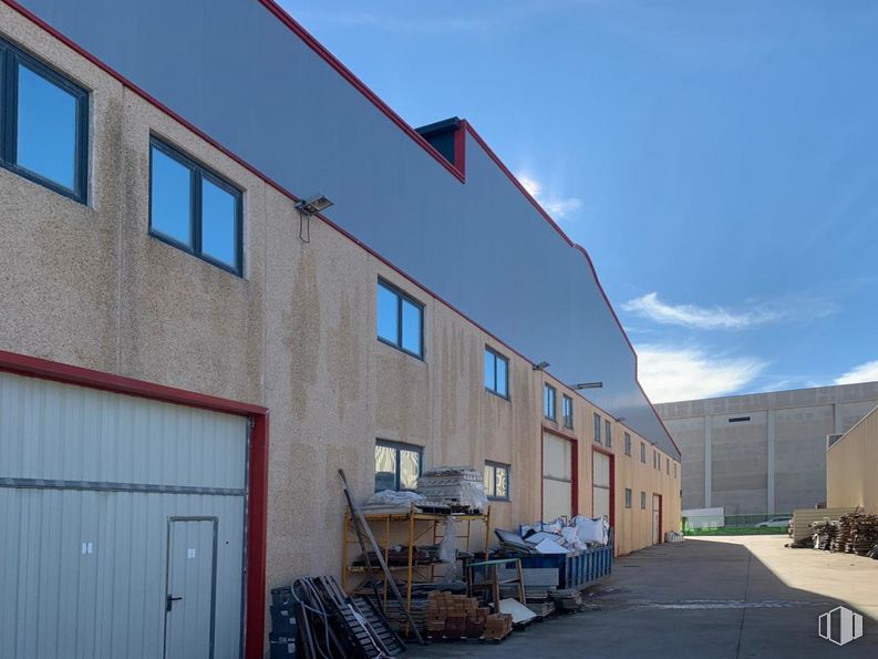 Industrial for sale at Polígono Vicolozano, Ávila, 05194 with window, door, building, sky, property, fixture, asphalt, cloud, real estate and facade around