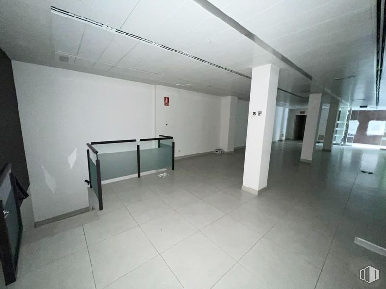 Local en venta en Barrio El Pilar, Fuencarral - El Pardo, Madrid, 28029 con arquitectura, suelos, interiorismo, accesorio, suelo, hall, techo, vidrio, espacio y evento alrededor