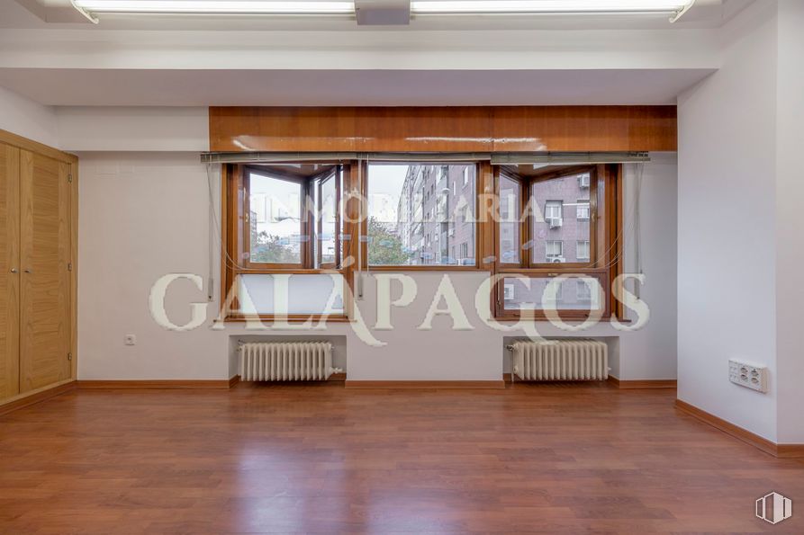 Oficina en alquiler en Calle Dulcinea, 69, Tetuán, Madrid, 28020 con ventana, madera, hall, accesorio, edificio, interiorismo, suelo, tinte para madera, suelos y madera dura alrededor