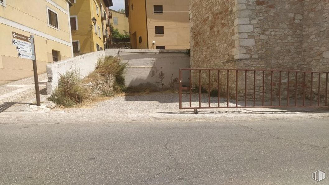 Land for sale at Avenida Constitución, 6, Brihuega, Guadalajara, 19400 with house, window, plant, building, road surface, land lot, fence, asphalt, road and landscape around