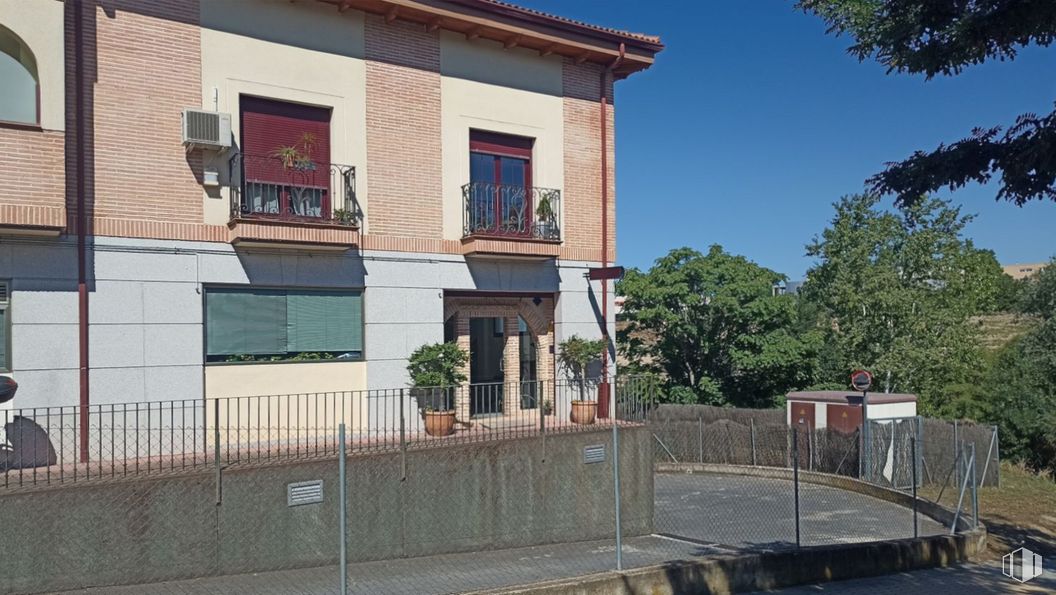 Local en venta en Zona centro, Arroyomolinos, Madrid, 28939 con ventana, casa, edificio, propiedad, cielo, planta, valla, madera, árbol y barrio alrededor