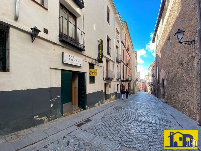 Local en alquiler y venta en Casco Antiguo, Cuenca, 16001 con edificio, ventana, cielo, superficie de la carretera, barrio, nube, asfalto, suelos, inmobiliario y carretera alrededor