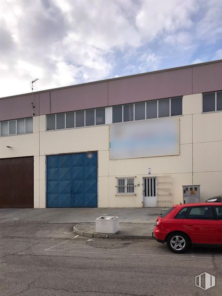 Industrial for sale at Calle Casetón, 29, Ontígola, Toledo, 45340 with car, building, tire, sky, automotive parking light, wheel, cloud, vehicle, automotive lighting and asphalt around