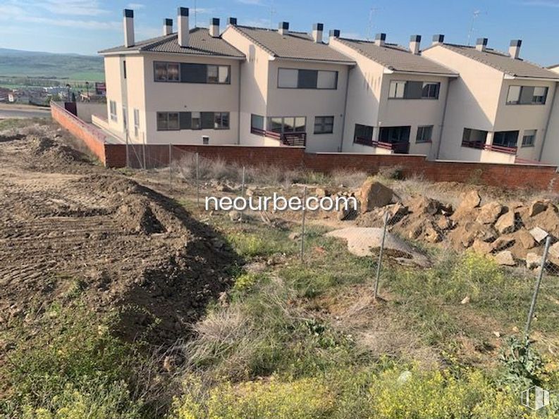 Suelo en venta en Calle Reino Unido, Ávila, 05004 con casa, cielo, ventana, edificio, comunidad vegetal, ecorregión, planta, lote de terreno, bioma y zona residencial alrededor