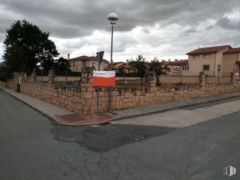 Land for sale at Calle Perú, La Lastrilla, Segovia, 40196 with house, street light, cloud, sky, tree, road surface, asphalt, building, plant and tar around