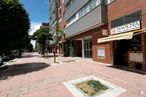 Retail for sale & for rent at Avenida Unión Europea, 15, Torrejón de Ardoz, Madrid, 28850 with sky, building, cloud, road surface, architecture, urban design, plant, tree, residential area and neighbourhood around