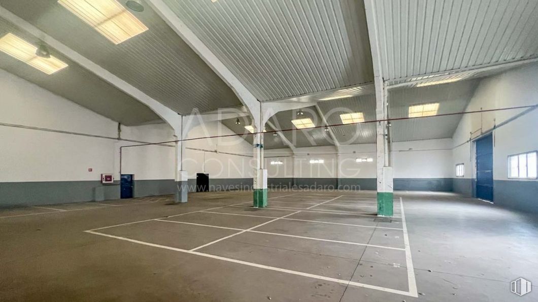 Nave en venta en Zona industrial, Alcorcón, Madrid, 28922 con alumbrado, edificio, pabellón, hall, suelos, sombra, casa, deportes, red y techo alrededor