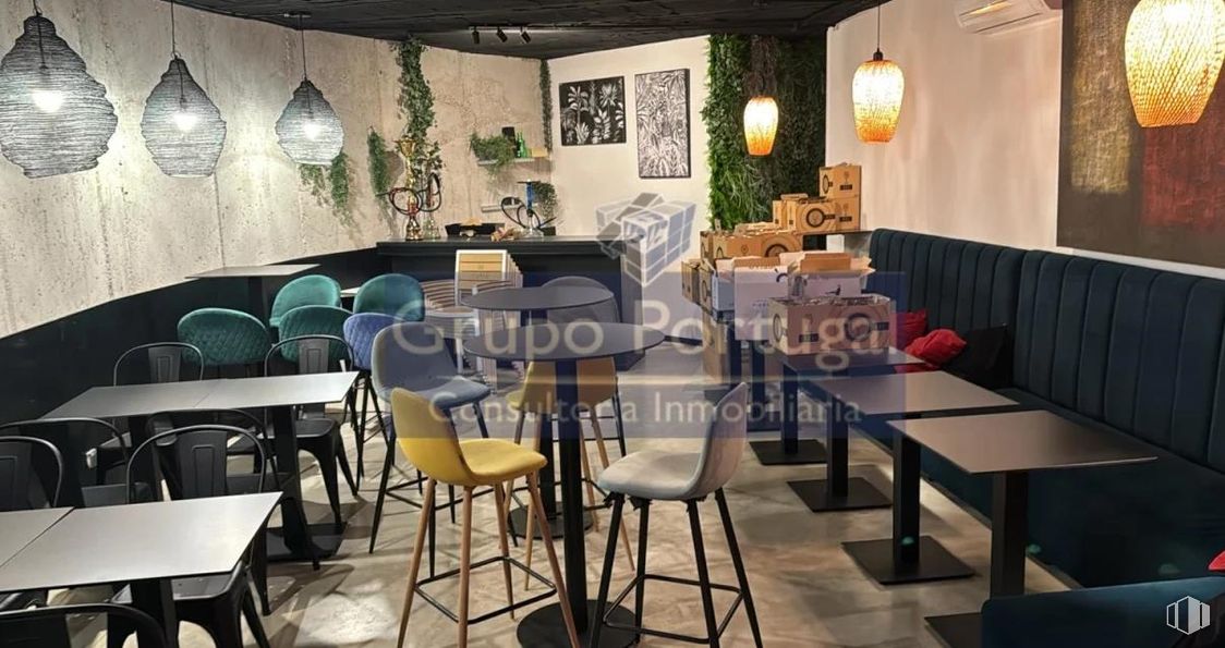 Local en alquiler en Avenida Nuevo Mundo, Boadilla del Monte, Madrid, 28660 con alumbrado, silla, lámpara, mueble, interiorismo, restaurante, suelos, mesa, mesa de cocina y comedor y cafetería alrededor