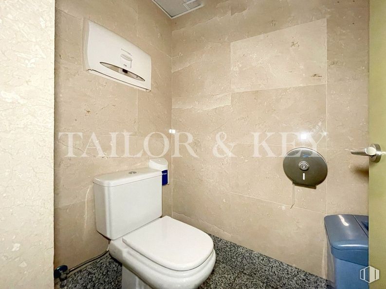 Office for rent at Calle Orense, Tetuán, Madrid, 28020 with toilet, flooring, floor, plumbing fixture, plumbing, bathroom, sink, tile, toilet seat and tile flooring around