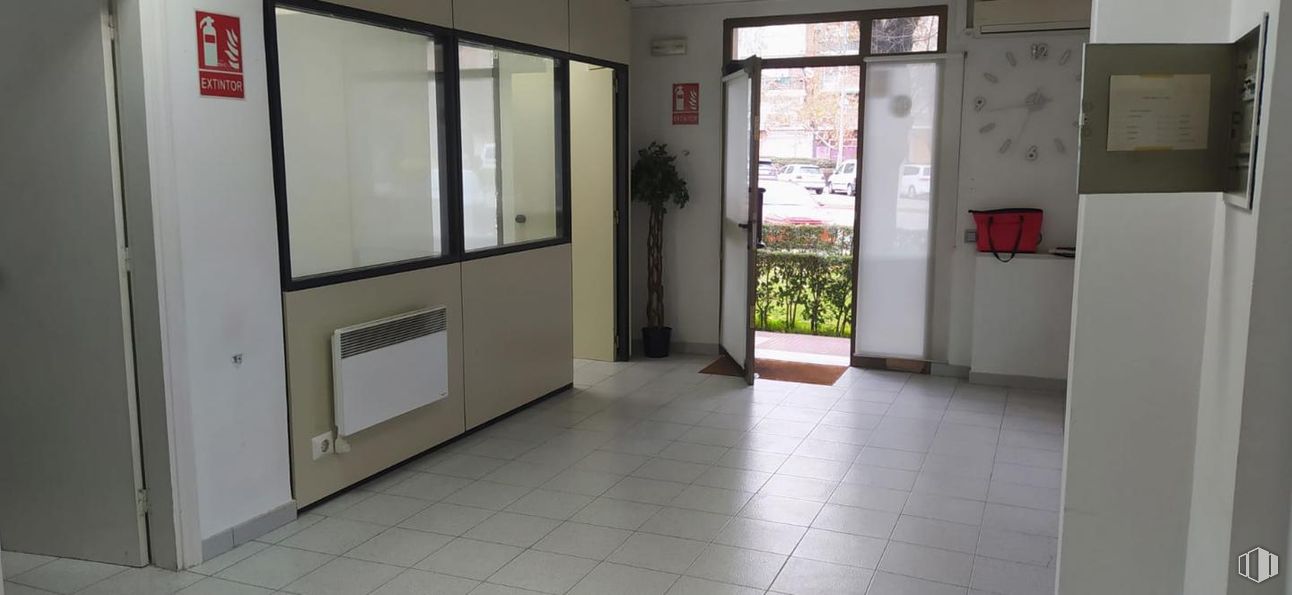 Local en venta en Paseo Chopera, Alcobendas, Madrid, 28100 con planta, accesorio, edificio, planta de interior, ventana, interiorismo, puerta, suelo, suelos y inmobiliario alrededor