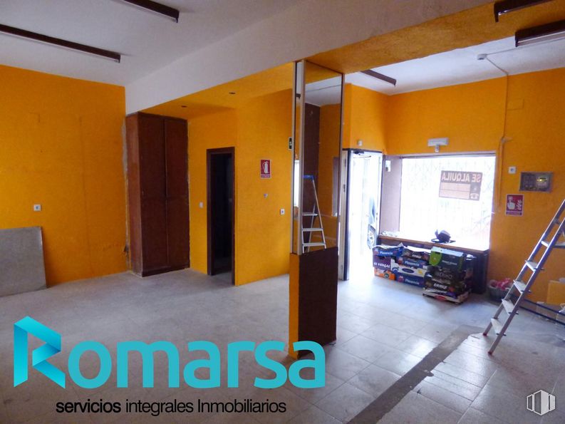 Retail for rent at Zona Estación, Ávila, 05001 with ladder, property, building, fixture, architecture, interior design, floor, flooring, door and wall around