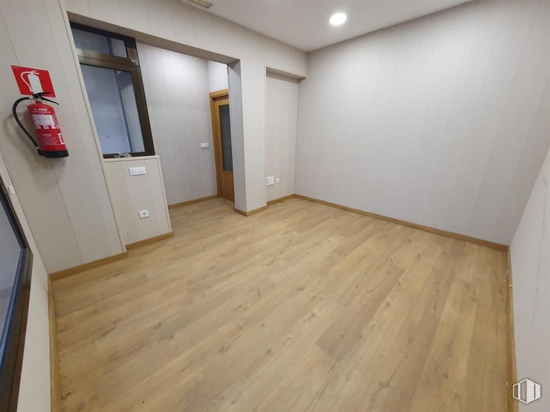 Local en venta en Zona Postas, Azuqueca de Henares, Guadalajara, 19200 con puerta, suelo, suelos, suelos de madera, pared, madera, interiorismo, suelo laminado, techo y madera dura alrededor