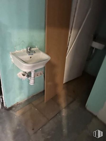 Local en venta en Calle Marqués Viana, Tetuán, Madrid, 28039 con fregadero, grifo, accesorios de fontanería, lavabo, cuarto de baño, madera, fluido, suelos, suelo y fontanería alrededor