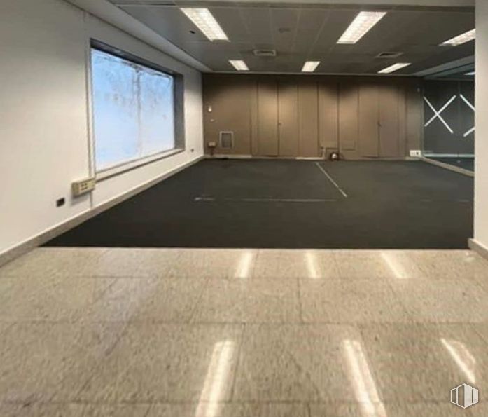 Retail for rent at Calle Feria, Colmenar Viejo, Madrid, 28770 with window, wood, hall, flooring, floor, house, building, asphalt, fixture and road surface around