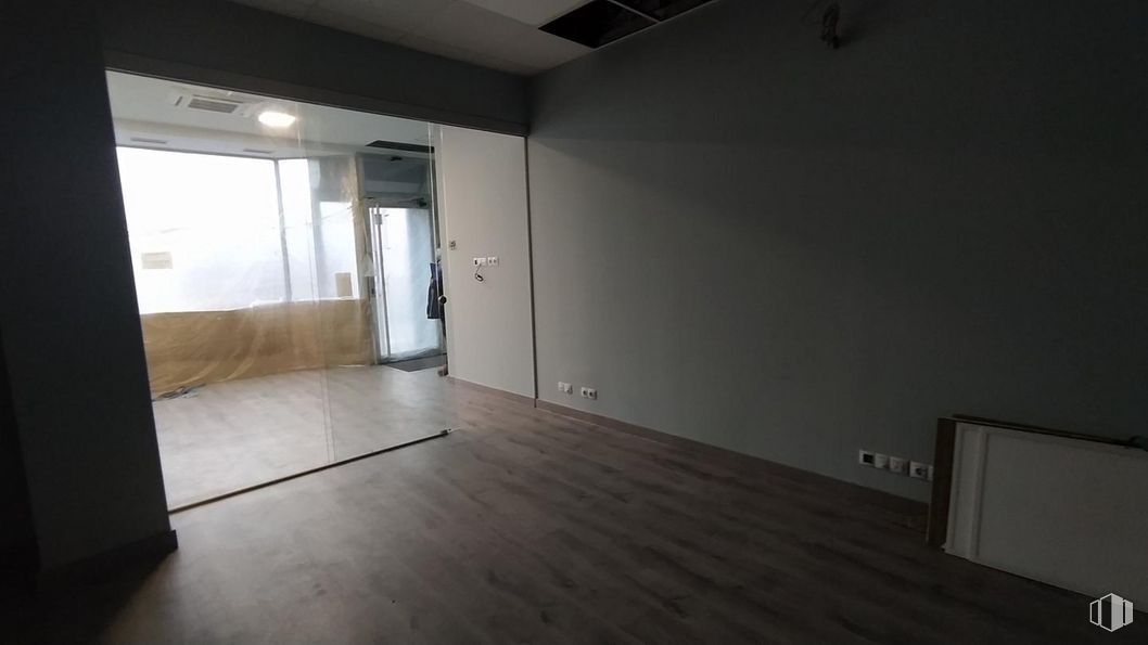 Retail for sale & for rent at Avenida de Madrid, Ávila, 05001 with building, wood, hall, fixture, flooring, floor, window, house, hardwood and laminate flooring around