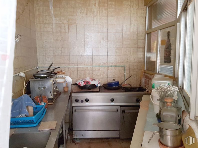 Retail for sale at Zona Parquesierra, Collado Villalba, Madrid, 28400 with oven, packaged goods, property, cabinetry, kitchen, building, home appliance, laundry room, floor and wood around