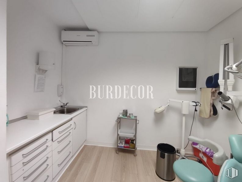 Local en venta en Zona centro, Moraleja de Enmedio, Madrid, 28950 con ebanistería, encimera, mueble, edificio, alumbrado, interiorismo, suelo, suelos, gris y madera alrededor