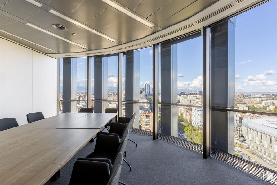 Oficina en alquiler en Torre Europa, Paseo Castellana, 95, Tetuán, Madrid, 28046 con mesa, silla, edificio, mueble, , , ventana, ,  y  alrededor