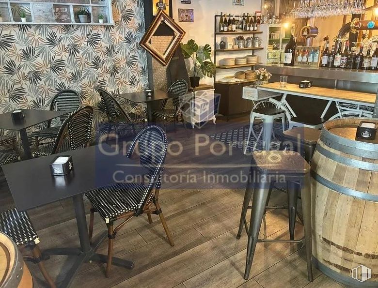 Local en alquiler en Zona Chamberí, Chamberí, Madrid, 28015 con silla, taburete, barril, mesa, mesa de cocina y comedor, mueble, restaurante, bar, cafetería y maceta alrededor