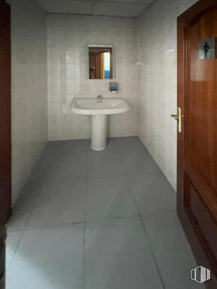 Local en alquiler y venta en Calle Manantial, Fuenlabrada, Madrid, 28942 con fregadero, puerta, edificio, accesorio de fontanería, propiedad, grifo, lavabo de baño, espejo, baño y accesorio alrededor