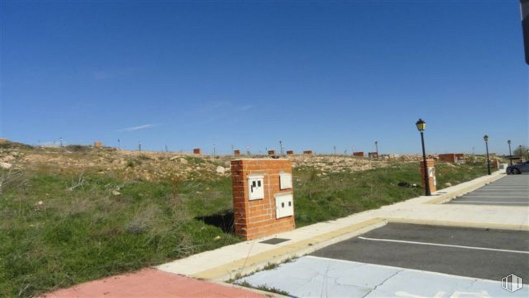 Suelo en venta en Calle Segovia, Segovia, 40408 con edificio, cielo, planta, lote de tierra, asfalto, superficie de carretera, luz de la calle, hierba, paisaje y pendiente alrededor