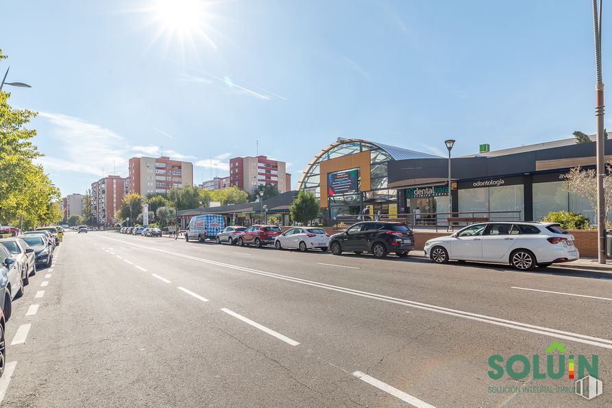 Local en alquiler y venta en Centro Comercial Fuenlabrada II, Fuenlabrada, Madrid, 28942 con coche, cielo, neumático, rueda, vehículo, luz de la calle, edificio, infraestructura, superficie de la carretera y asfalto alrededor