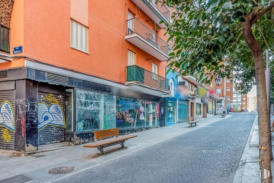 Local en alquiler y venta en Calle Moraleja, Alcorcón, Madrid, 28921 con mesa de trabajo, ventana, edificio, superficie de la carretera, casa, árbol, diseño urbano, barrio, acera y banco de exterior alrededor