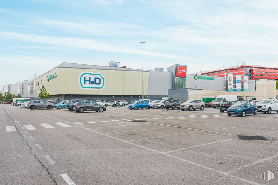 Retail for rent at C.C. H2O, Calle Marie Curie, 4, Rivas-Vaciamadrid, Madrid, 28529 with car, automotive parking light, sky, wheel, cloud, tire, motor vehicle, vehicle, automotive tire and building around