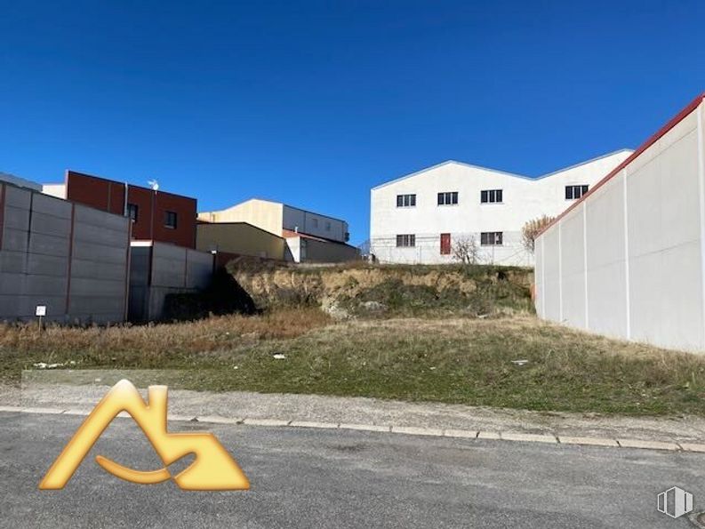 Suelo en venta en Zona industrial, Ávila, 05600 con casa, cielo, edificio, planta, ventana, lote de terreno, asfalto, superficie de la carretera, accesorio y zona residencial alrededor