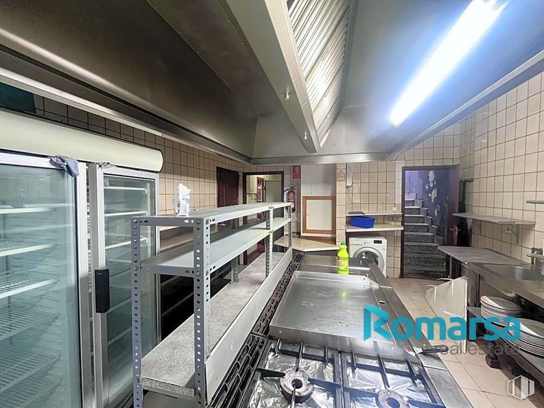 Retail for sale & for rent at Valle de Amblés, Muñogalindo, Ávila, 05530 with lighting, light fixture, fixture, floor, flooring, window, engineering, building, ceiling and metal around