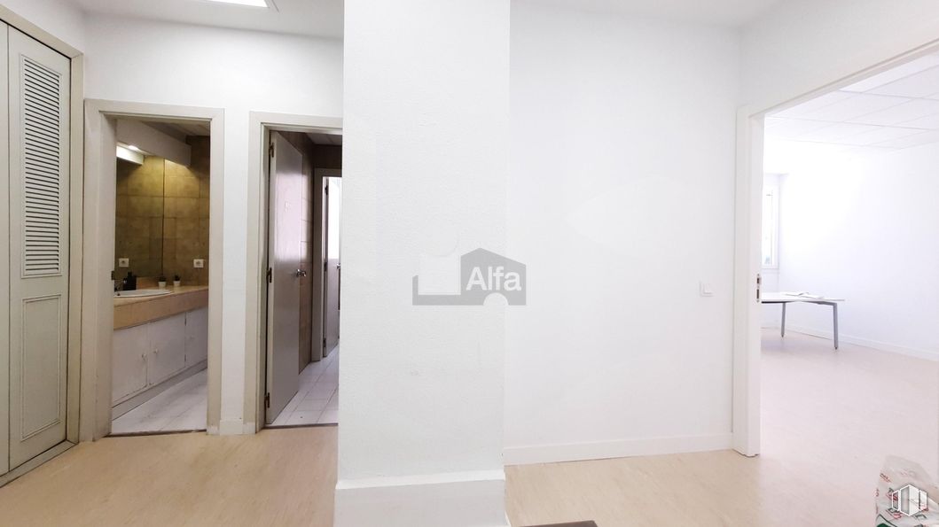 Office for rent at Calle Doctor Esquerdo, Retiro, Madrid, 28009 with door, table, flooring, floor, interior design, apartment, room, ceiling, wood flooring and design around