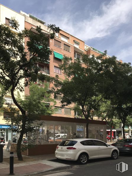 Local en venta en Calle Ibiza, Retiro, Madrid, 28009 con coche, edificio, nube, rueda, cielo, neumático, vehículo, propiedad, infraestructura y árbol alrededor