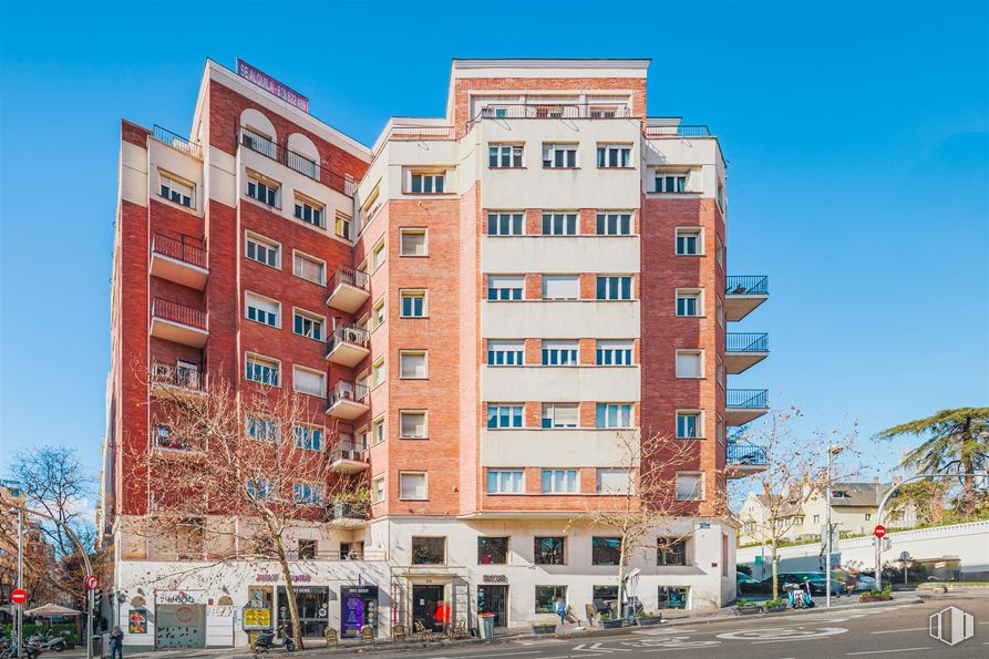 Oficina en alquiler en Calle Serrano 93, Salamanca, Madrid, 28006 con edificio, cielo, durante el día, propiedad, ventana, bloque de pisos, diseño urbano, condominio, árbol y barrio alrededor