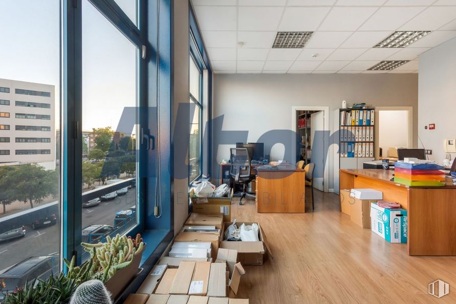 Office for sale at Calle Arroyo Bueno, Villaverde, Madrid, 28021 with desk, building, bookcase, plant, fixture, window, table, interior design, floor and flooring around