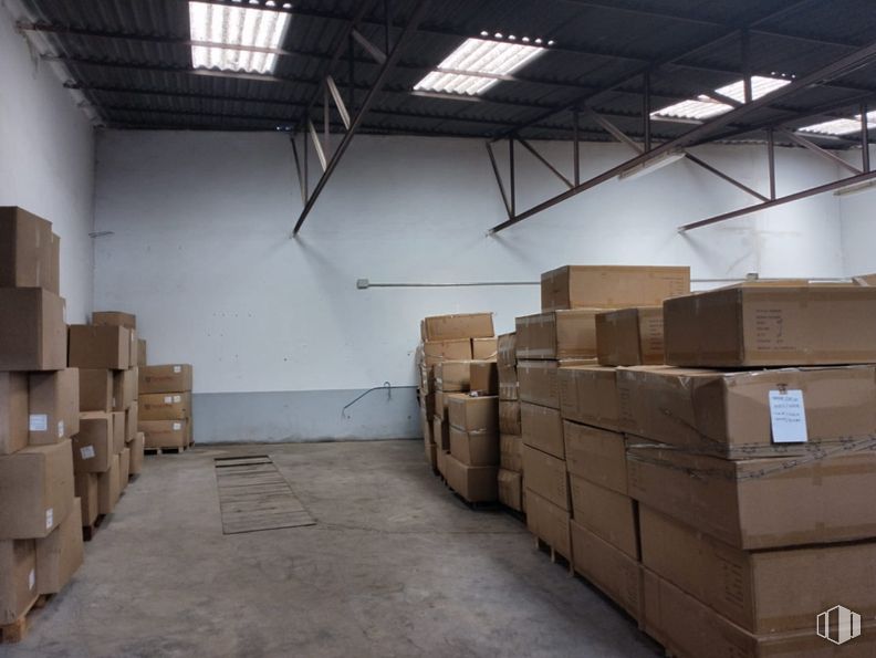 Industrial for sale at Calle Juan Ramón Jiménez, Corral de Almaguer, Toledo, 45880 with shipping box, box, packaged goods, wood, building, flooring, package delivery, floor, wall and hardwood around