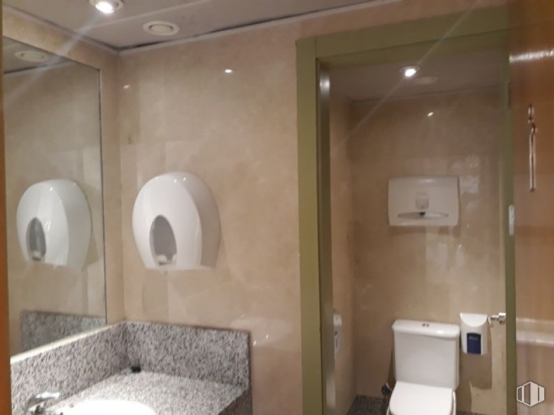 Office for rent at Calle Orense, Tetuán, Madrid, 28020 with toilet, plumbing fixture, property, mirror, bathroom, fixture, toilet seat, building, floor and wall around