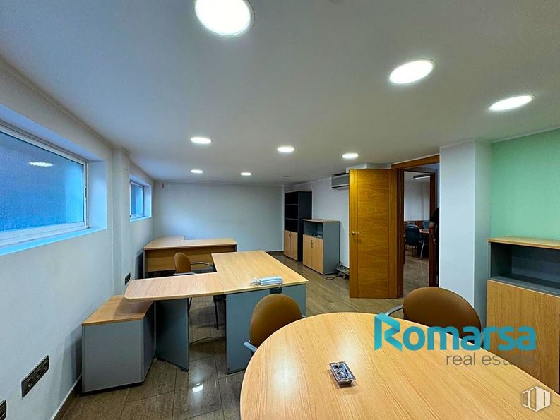 Retail for rent at Paseo San Roque, Ávila, 05003 with light fixture, table top, desk, chair, table, property, furniture, building, wood and fixture around