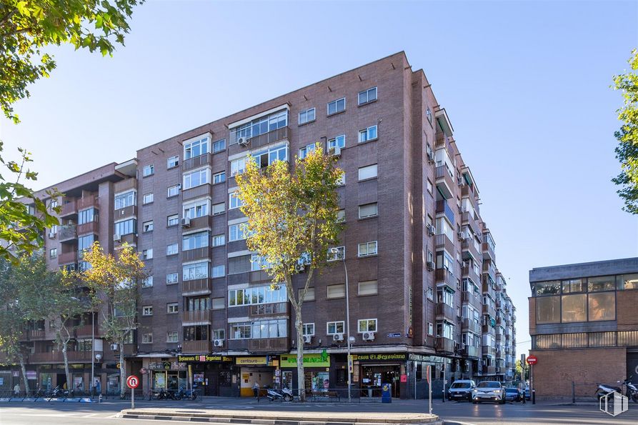 Local en alquiler y venta en Zona Menéndez Pelayo, Retiro, Madrid, 28007 con edificio, cielo, durante el día, propiedad, ventana, árbol, bloque de pisos, condominio, diseño urbano y edificio comercial alrededor