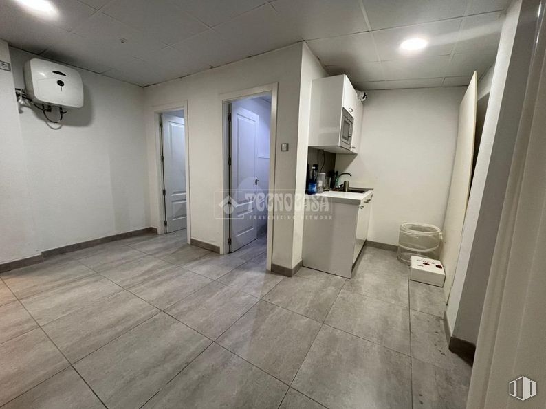 Retail for sale at Barrio San Nicasio, Leganés, Madrid, 28913 with toilet, building, fixture, door, interior design, floor, house, wall, flooring and wood around