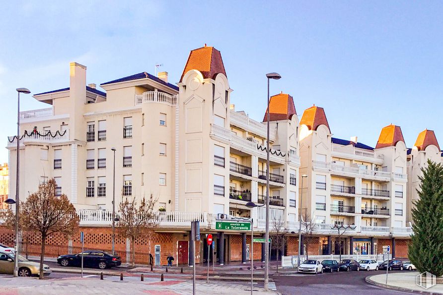 Local en alquiler y venta en Plaza Alegría, Arganda del Rey, Madrid, 28500 con edificio, coche, cielo, propiedad, ventana, infraestructura, rueda, neumático, árbol y condominio alrededor