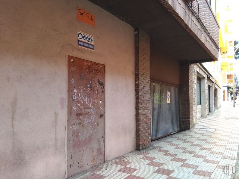 Retail for sale & for rent at Calle Ferial, 23, Guadalajara, 19002 with door, building, wood, fixture, road surface, sidewalk, house, brick, facade and flooring around