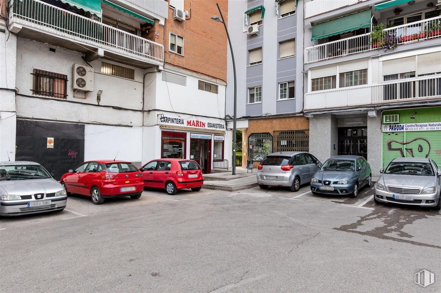 Retail for sale at Carlos Arniches, Móstoles, Madrid, 28935 with car, building, automotive parking light, wheel, land vehicle, vehicle, window, tire, automotive lighting and infrastructure around